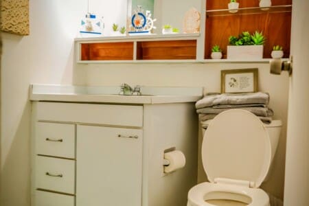 5th pic bathroom