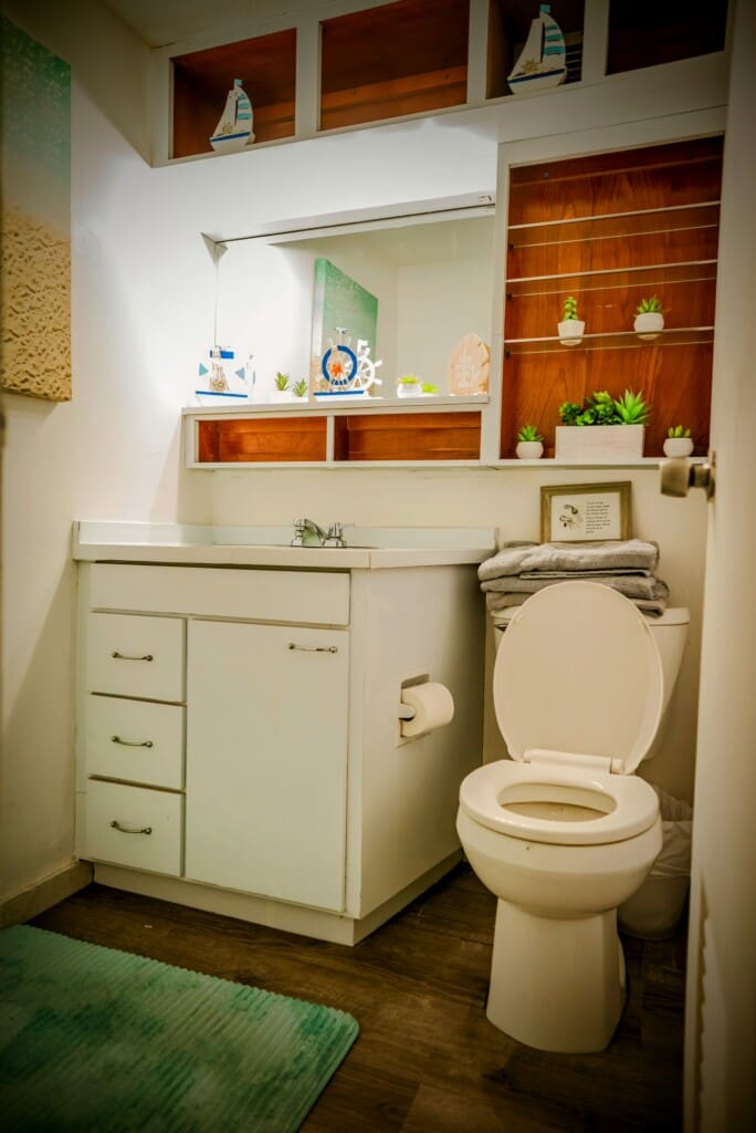5th pic bathroom