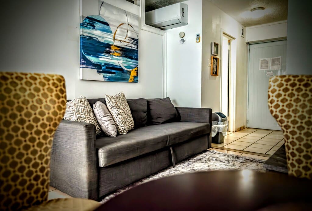 9th pic living area